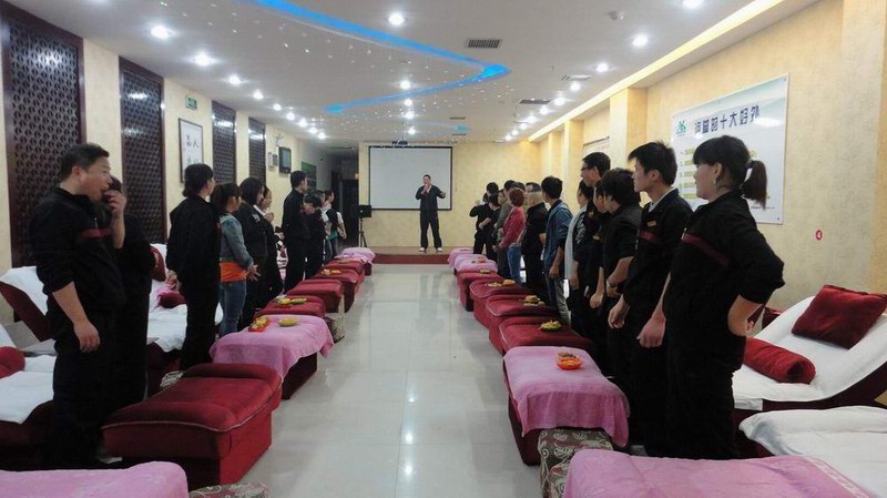 10月3日爱足康总经理赵红星先生和部分员工一起过中秋节，国庆节！