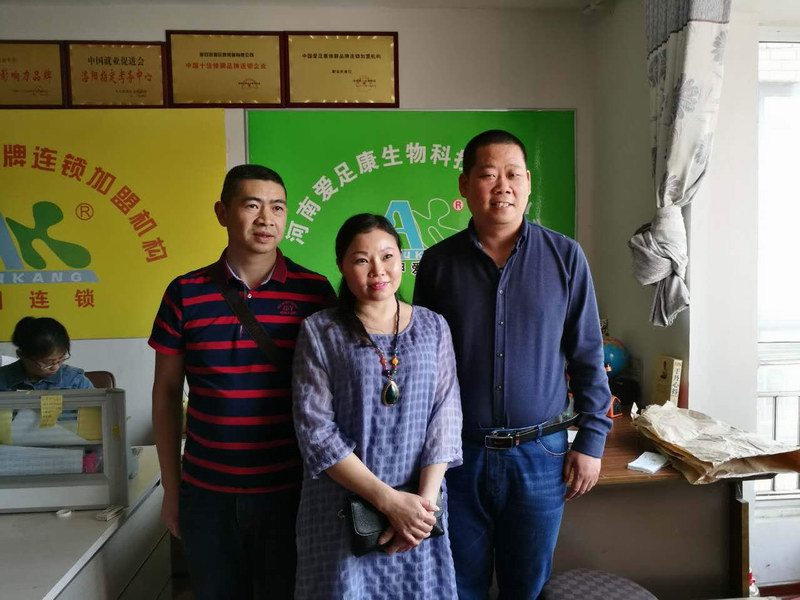 热烈祝贺：重庆金梅子来总部加盟并引进30分钟快速祛除灰指甲技术