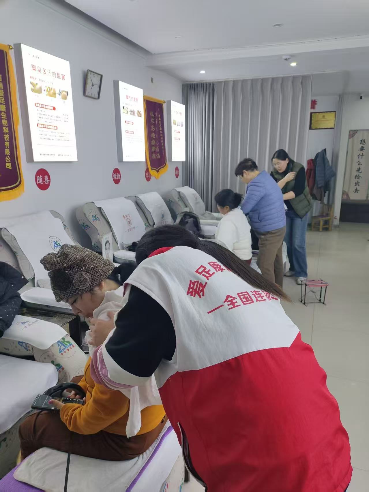 热烈祝贺江苏徐州的加盟商董如老师，安阳市董王晴，河北邯郸赵老师，加盟爱足康以后在直营店实习。